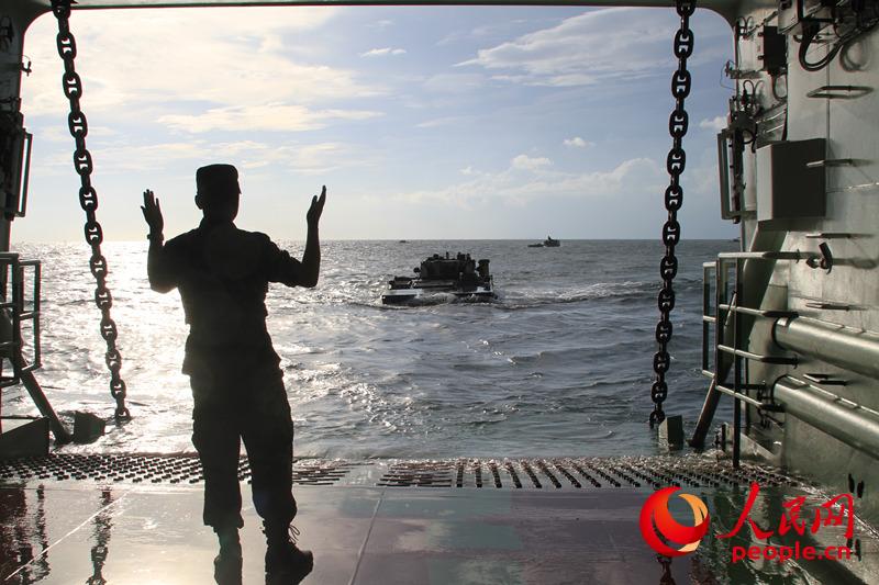 海軍某陸戰旅與登陸艦部隊組織浮渡裝卸載訓練。一名指揮員正在引導裝甲車快速裝載  廖志勇攝