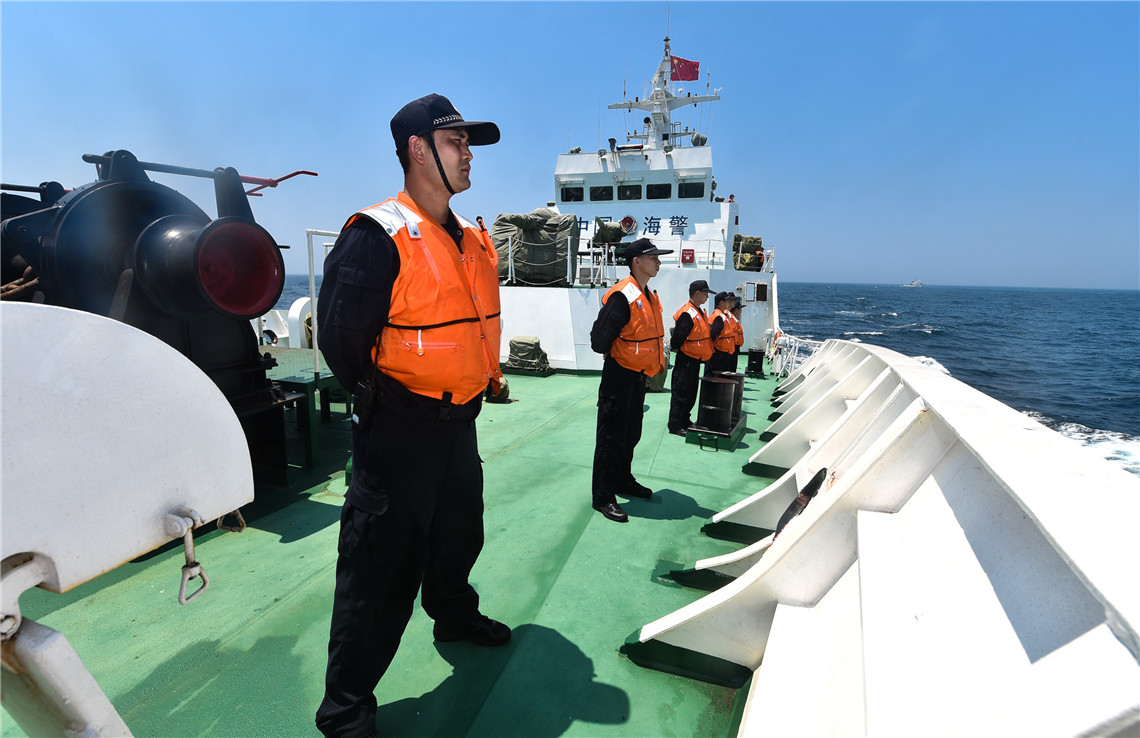 4月20日，巡航結束儀式上，中國海警3301艦的艦員在甲板上列隊。新華社記者 毛思倩 攝
