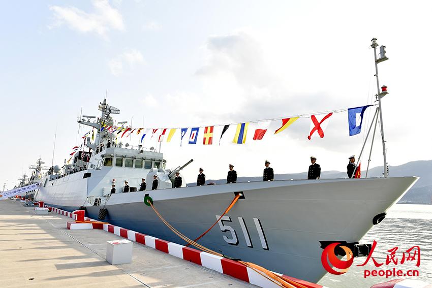  保定艦、菏澤艦入列命名授旗儀式在江蘇連雲港某軍港舉行 
