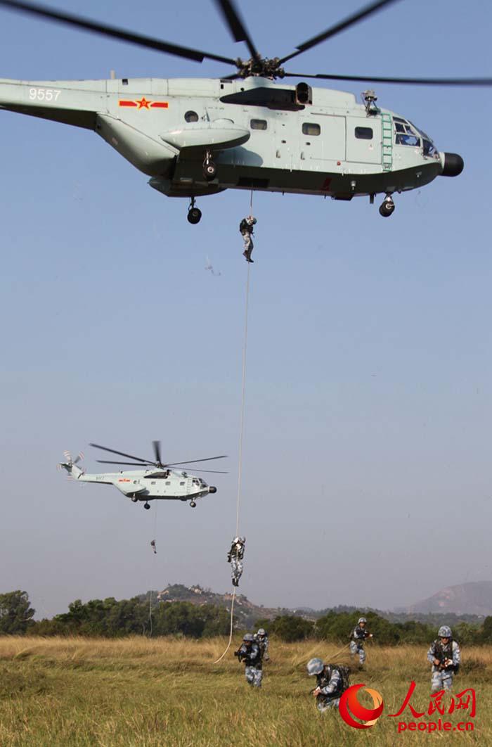 海軍陸戰隊某旅組織直升機索降。孫海潮攝
