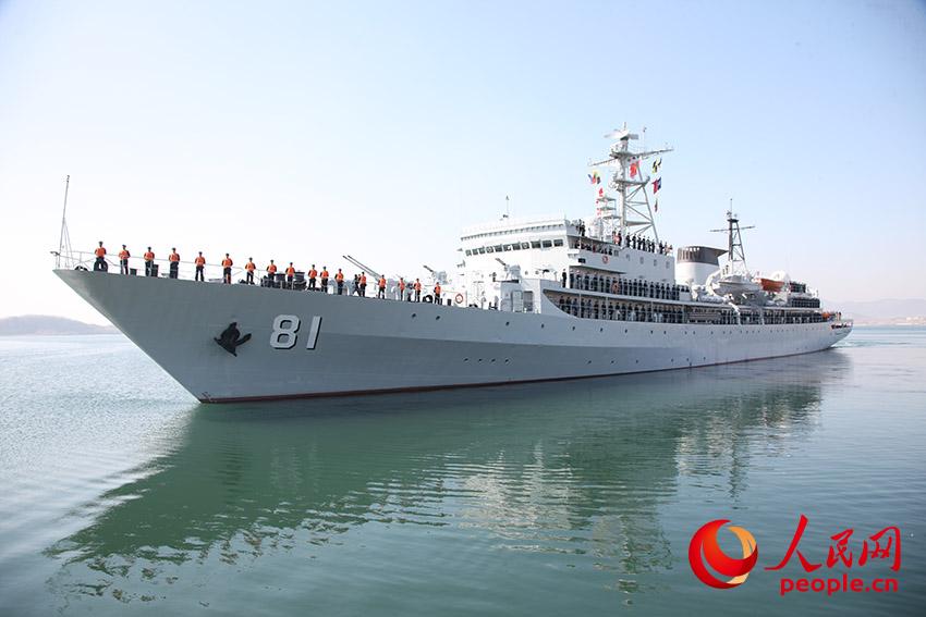 中國海軍第一艘遠洋綜合訓練艦“鄭和”號   霍龍攝 