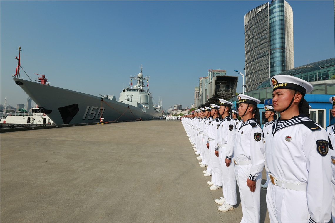 4月23日，歡送儀式上，部隊官兵在上海黃浦江畔為遠航訪問編隊送行。禹威 攝