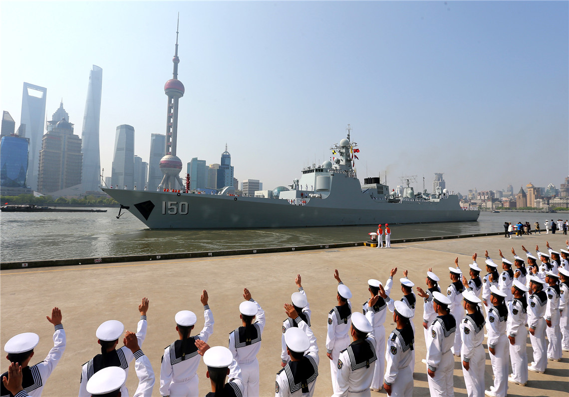 4月23日，歡送儀式上，部隊官兵在上海黃浦江畔為遠航訪問編隊送行。新華社記者 陳飛 攝