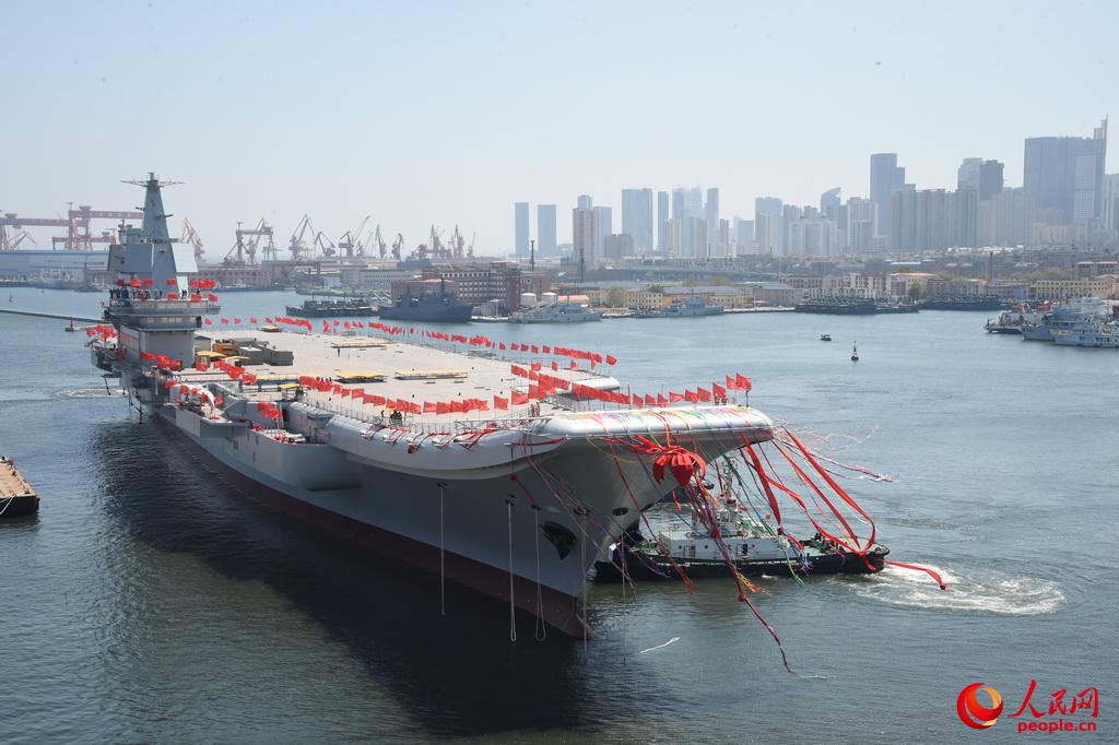 4月26日上午，我国第二艘航空母舰下水仪式在中国船舶重工集团公司大连造船厂举行。 冯凯旋/摄