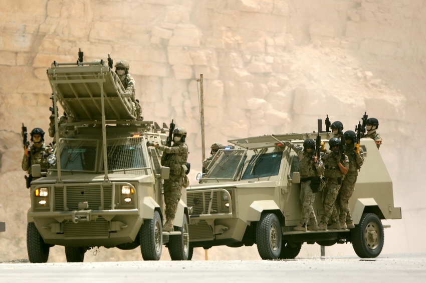4月30日，在约旦首都安曼近郊，约旦特种部队在开幕式上展示反恐突击等训练成果。  新华社发（穆罕默德・阿布・古什摄）