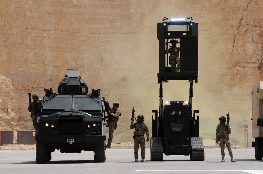 4月30日，在约旦首都安曼近郊，约旦特种部队在开幕式上展示反恐突击等训练成果。 新华社发（沈杨摄）