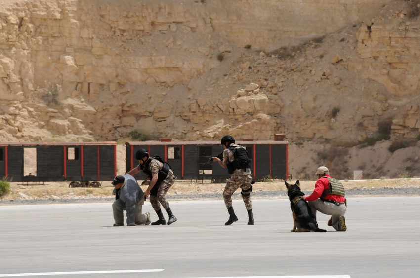4月30日，在约旦首都安曼近郊，约旦特种部队在开幕式上展示反恐突击等训练成果。新华社发（沈杨摄）