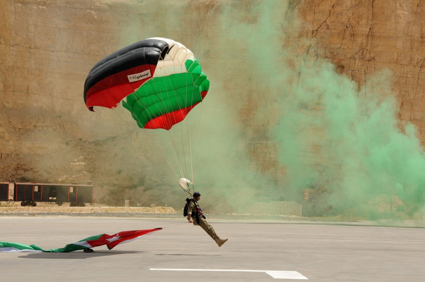 4月30日，在约旦首都安曼近郊，约旦特种部队在开幕式上展示反恐突击等训练成果。新华社发（沈杨摄）