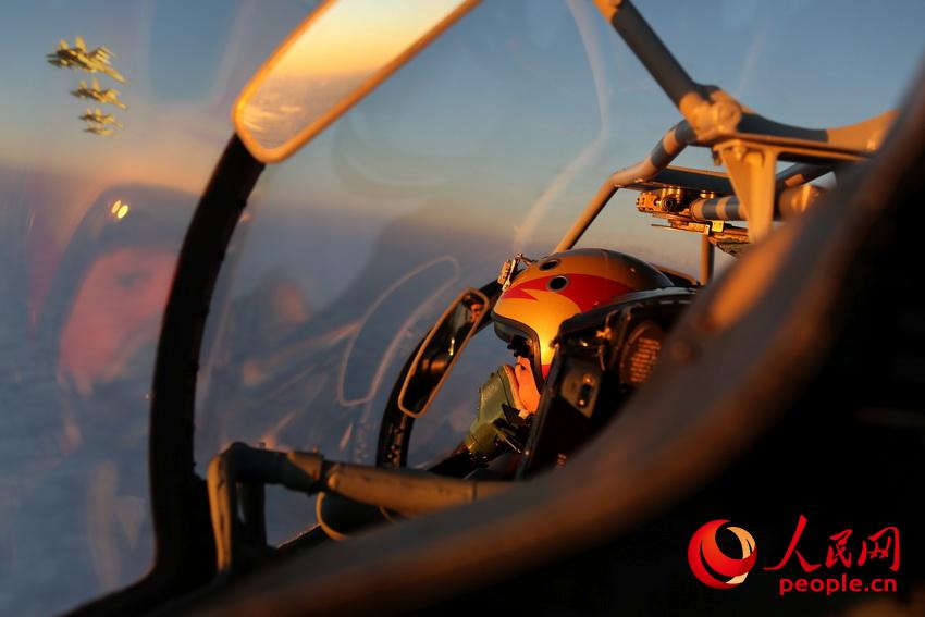  夕陽下，金燦燦的“金頭盔”映襯著空軍飛行員蔣佳冀的榮光與夢想。（劉應華攝）