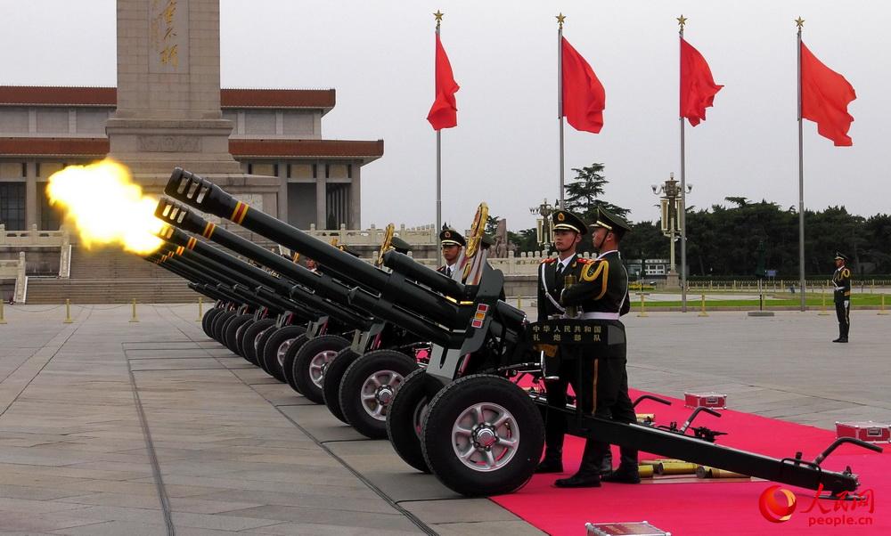 5月3日下午，在欢迎丹麦首相访华仪式上，中国礼炮兵采用立姿动作亮相天安门广场。龚松 摄