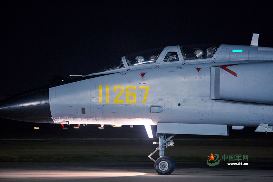 高清:“飛豹”戰機夜間出擊 高標准進行戰術訓練【7】