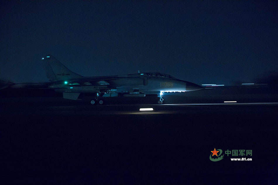 高清:“飛豹”戰機夜間出擊 高標准進行戰術訓練【2】