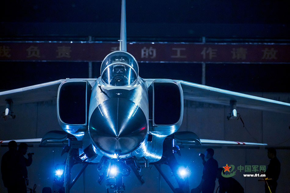 高清:“飛豹”戰機夜間出擊 高標准進行戰術訓練