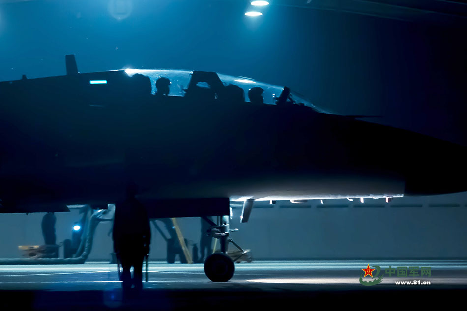 高清:“飛豹”戰機夜間出擊 高標准進行戰術訓練【6】