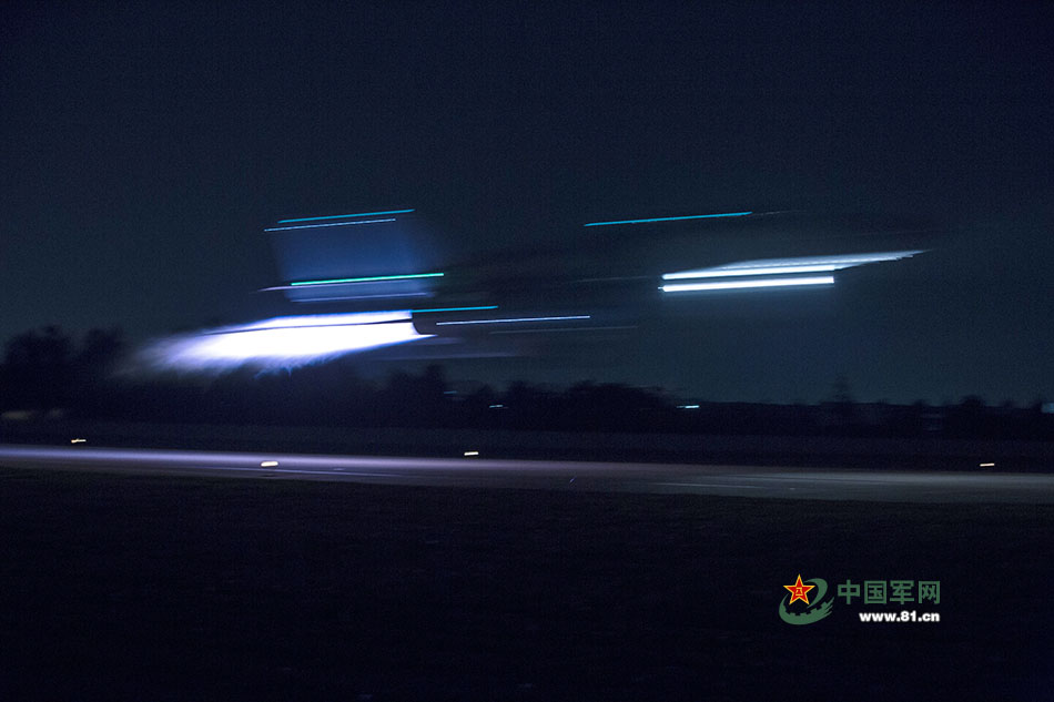 高清:“飛豹”戰機夜間出擊 高標准進行戰術訓練【3】