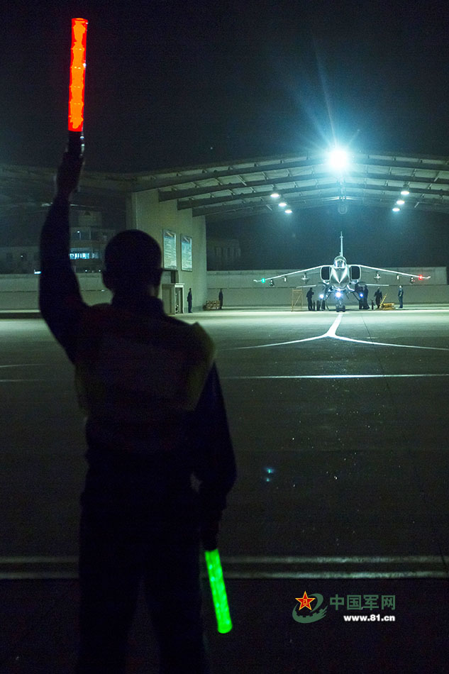 高清:“飛豹”戰機夜間出擊 高標准進行戰術訓練【13】