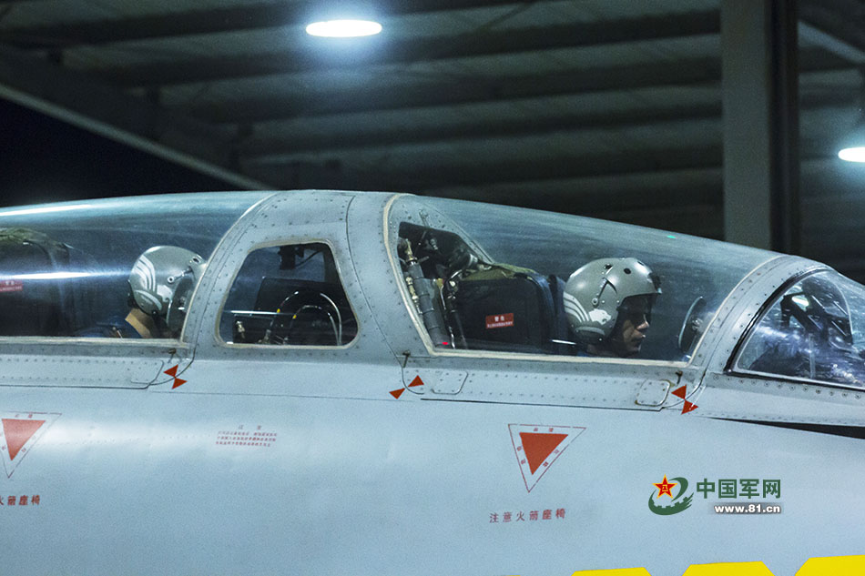 高清:“飛豹”戰機夜間出擊 高標准進行戰術訓練【11】