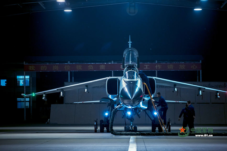 高清:“飛豹”戰機夜間出擊 高標准進行戰術訓練【17】