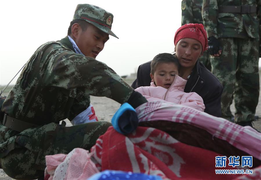 高清:新疆塔什庫爾干發生5.5級地震 官兵火速出動救援【3】