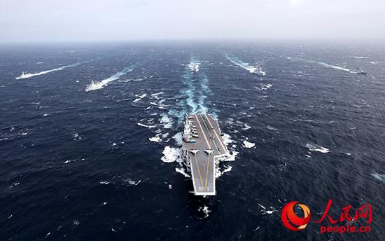 中國海軍航母編隊在遠海大洋乘風破浪。張凱 攝