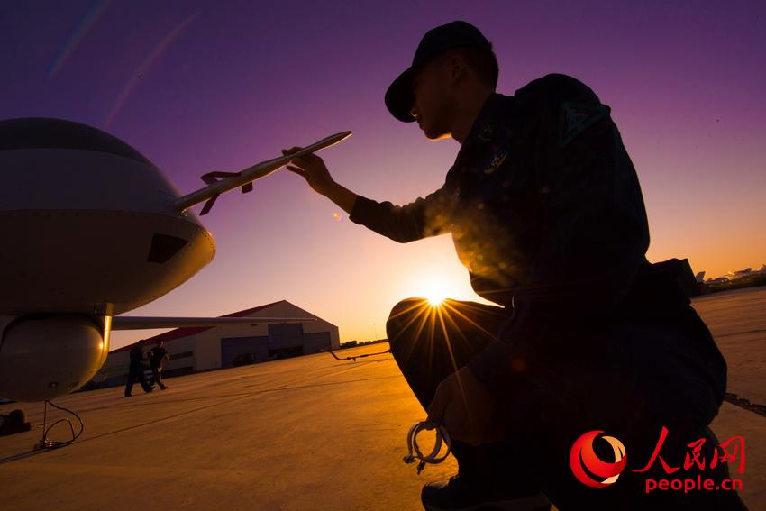無人機起飛前，一個機務戰士正在檢查空速管。楊軍攝影