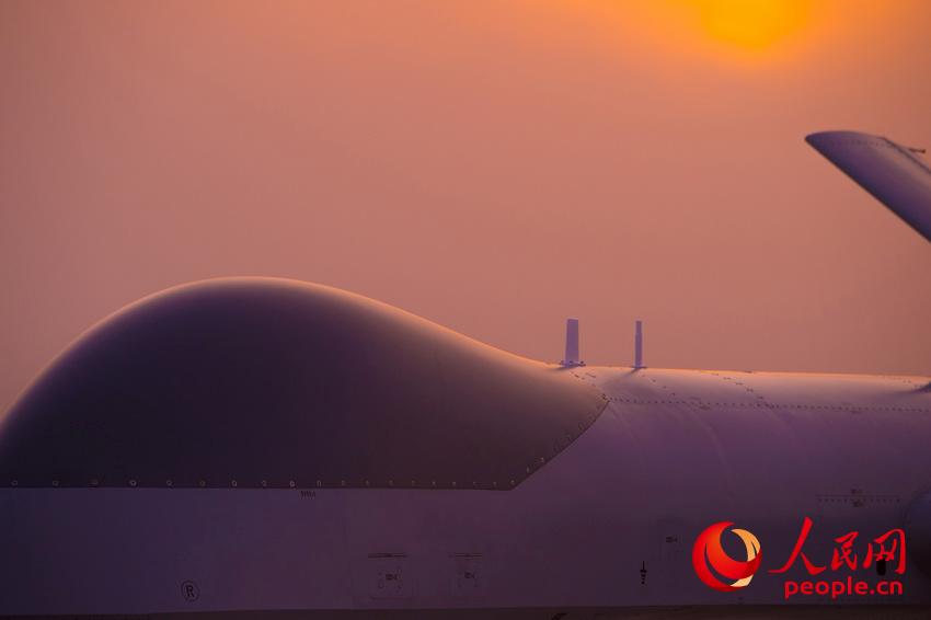 披著霞光  ，中國無人機從戈壁大漠大起飛。楊軍攝影