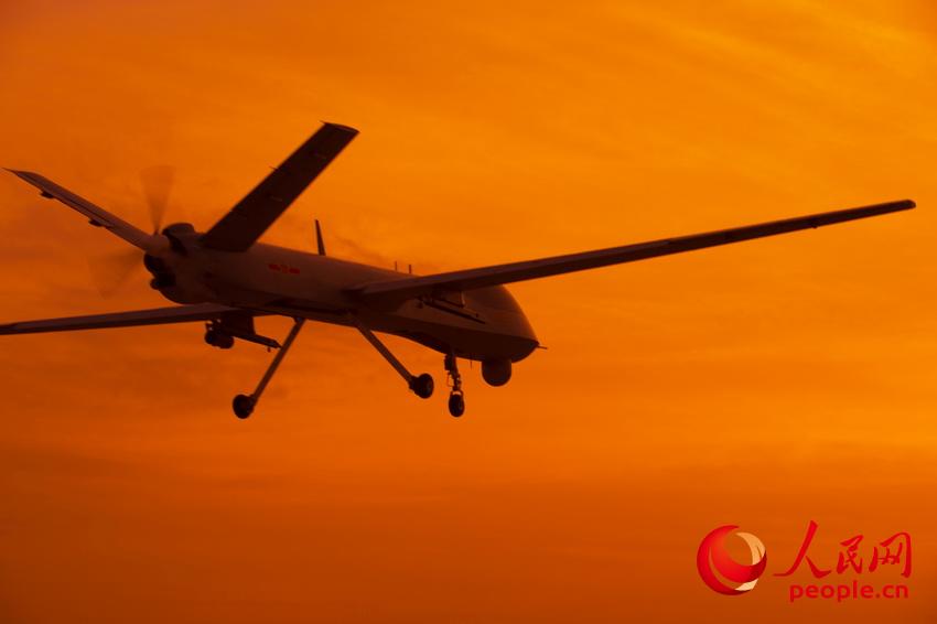 披著霞光 ，中國無人機從戈壁大漠大起飛。 楊軍攝影