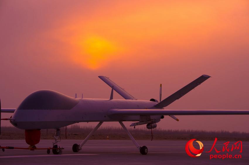 披著霞光，中國無人機從戈壁大漠大起飛  。楊軍攝影