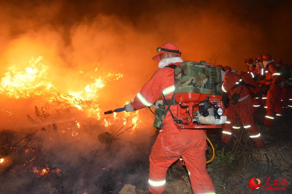 2014年4月19日，武警8750部隊官兵參加香格裡拉大火扑救任務。