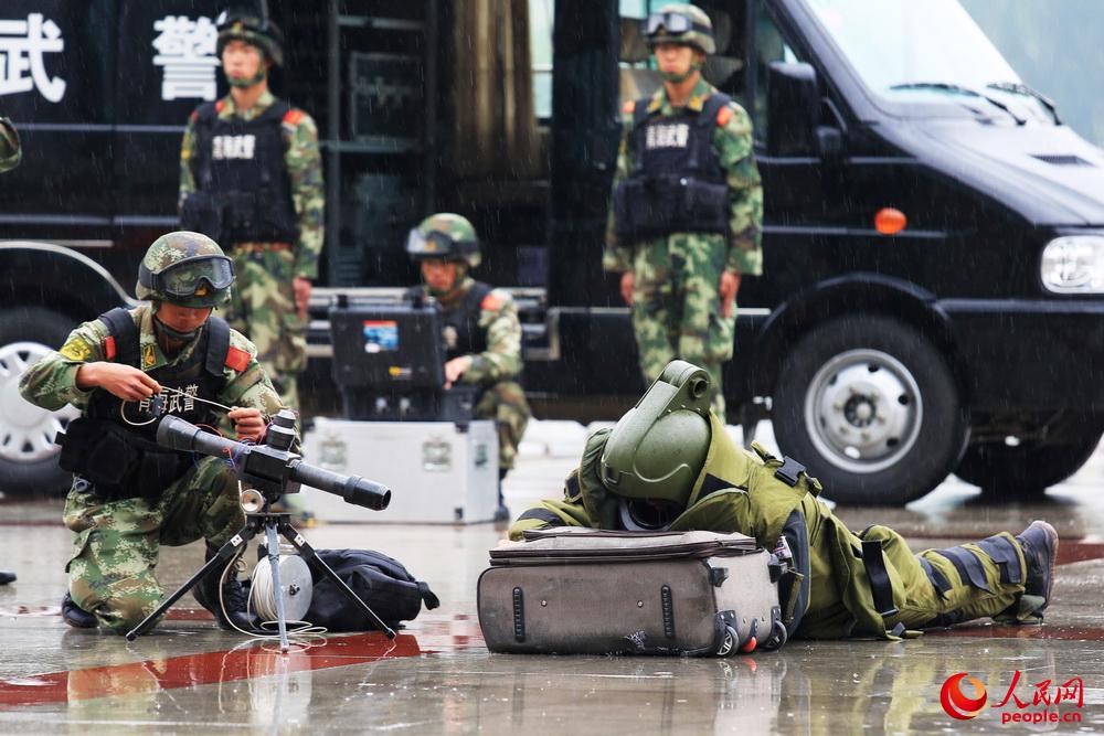 2014年6月27日，武警青海總隊組織反恐演練，這是排爆手在雨中排除爆炸物。