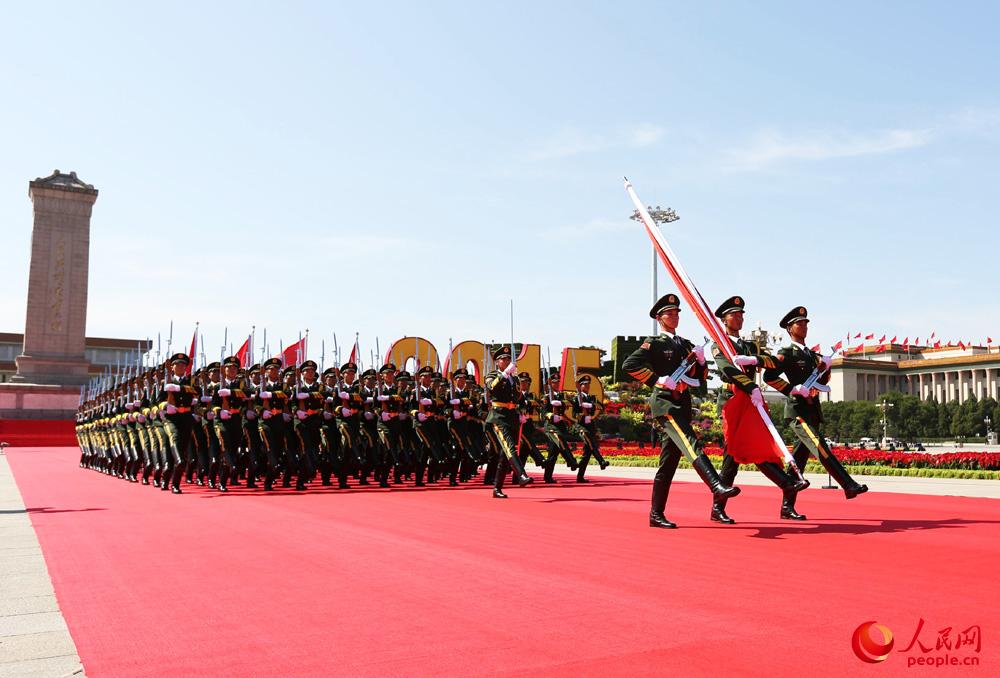 2015年9月3日，紀念中國人民抗日戰爭暨世界反法西斯戰爭勝利70周年大會在北京隆重舉行。這是閱兵儀式中，武警升國旗儀式方隊護衛著國旗向國旗基座前進。李光印攝