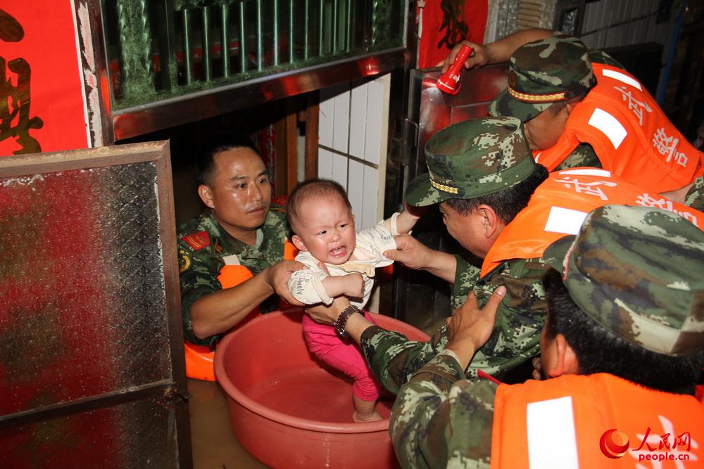 2015年6月，廣州增城派譚鎮受暴雨洪澇災害，武警8730部隊官兵連夜緊急轉移群眾。