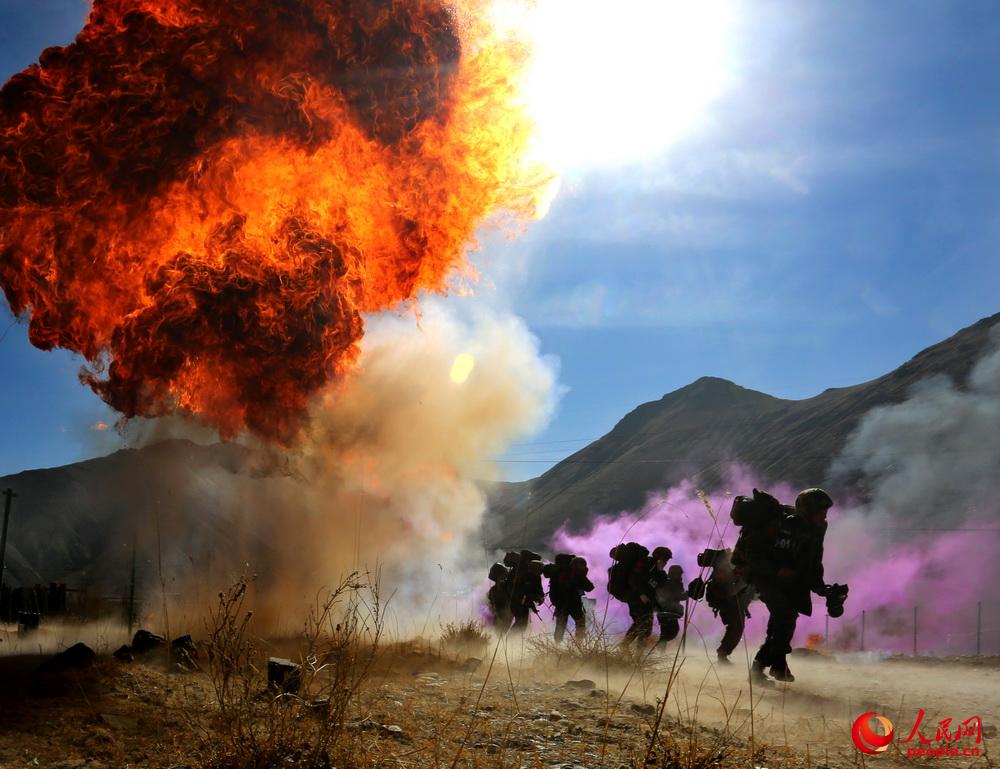 2015年11月下旬，武警西藏總隊組織“魔鬼周”極限訓練。高紅春攝