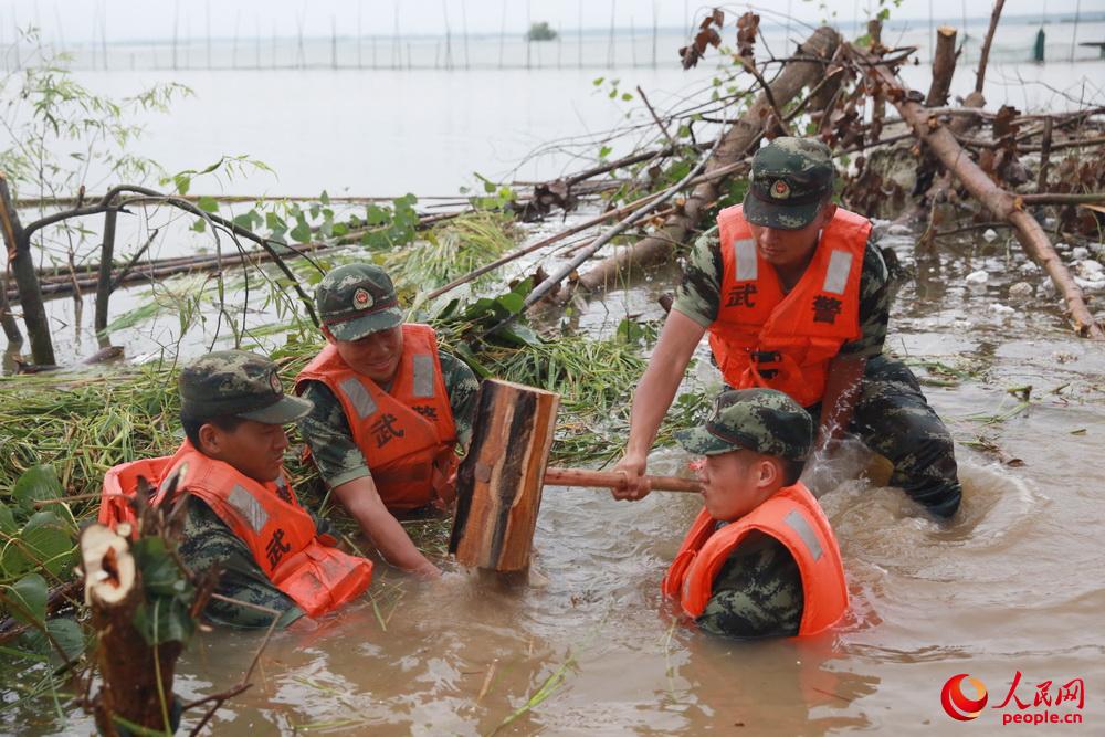 2016年7月15日，一場暴雨襲擊了安徽省望江縣，西聯圩麥元閘口段出現一處管涌，武警安徽總隊安慶支隊官兵緊急馳援。
