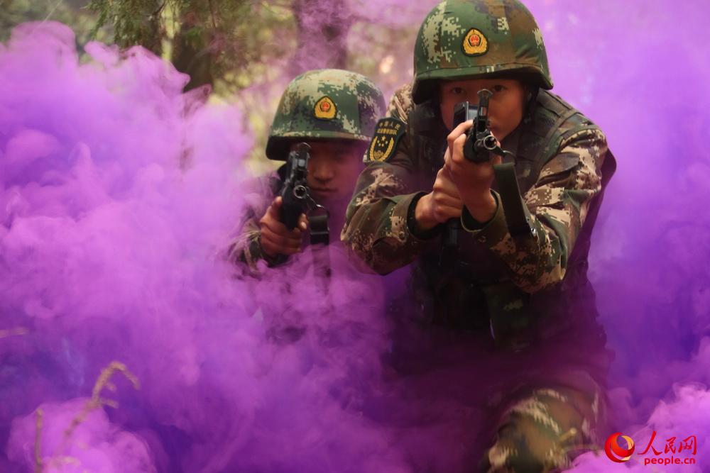 2016年12月下旬，武警河南總隊組織的“魔鬼周”極限訓練中，特戰隊員快速通過煙霧干擾地段。