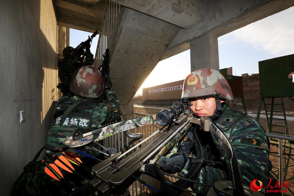 2016年1月，武警青海總隊組織反恐演練，這是特戰隊員正在搜索“暴恐分子”。