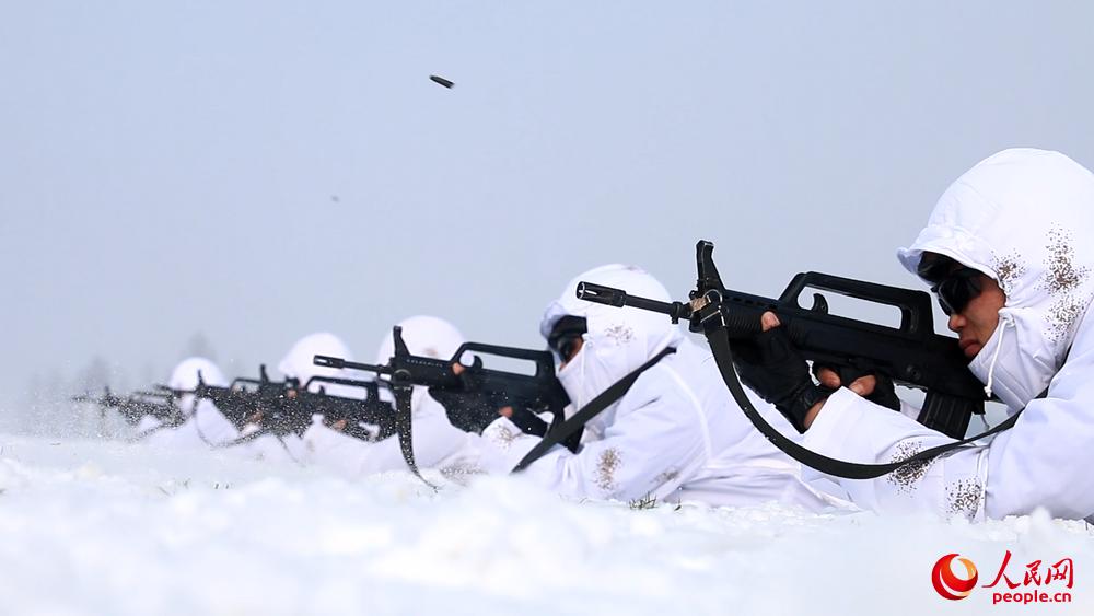 2017年1月10日，武警吉林總隊特戰隊員正在極寒條件下開展實戰化快速射擊訓練。梁永剛攝