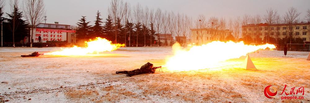 武警8680部隊組織噴火排進行噴火訓練。