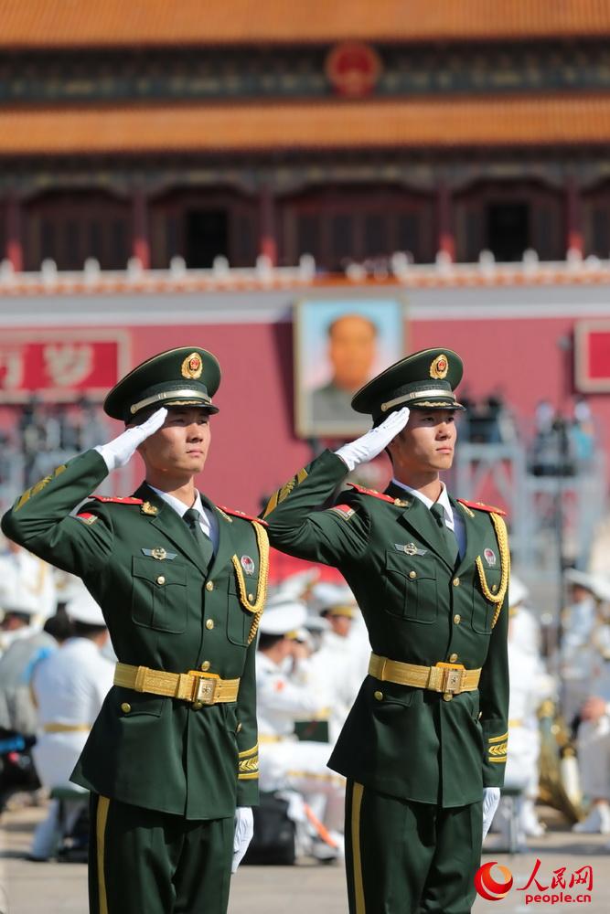 武警北京總隊官兵在天安門廣場執勤。