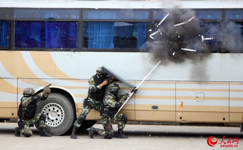 武警黑龍江總隊組織反恐處突演練。關國路攝
