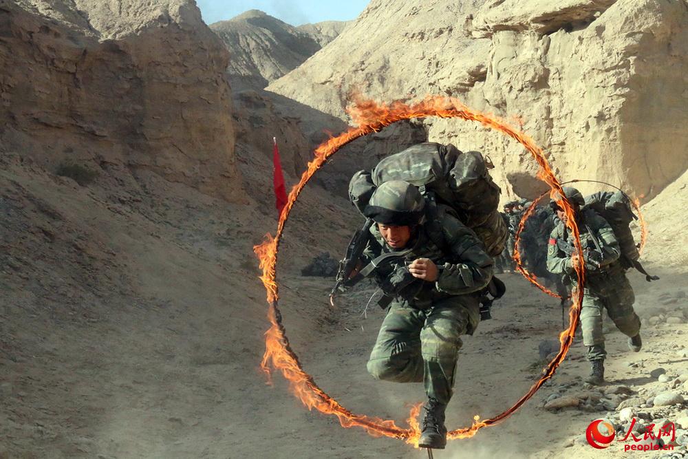 武警新疆總隊組織特戰隊員穿越火障訓練。程維峰攝