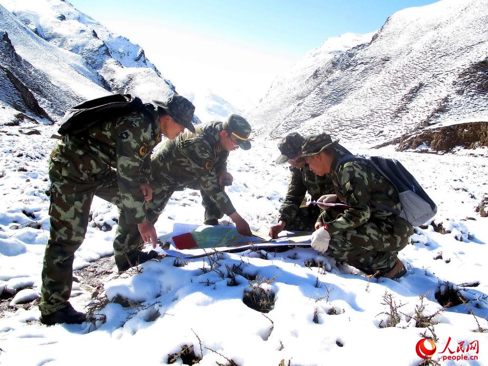 武警黃金十一支隊在海拔5000米以上的雪域高原作業。閆金華攝