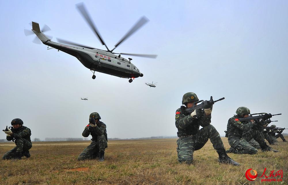 武警山東總隊直升機大隊特戰隊員進行索降突擊訓練。陳波攝