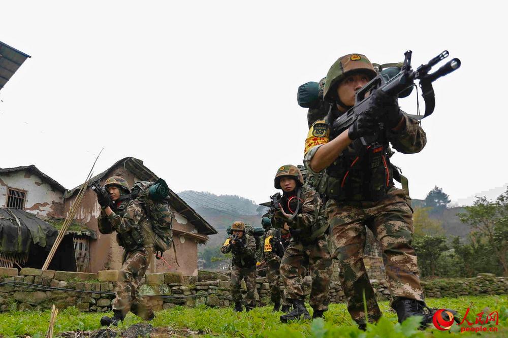 武警重慶總隊四支隊在“魔鬼周”極限訓練中鍛造反恐利刃。熊立攝