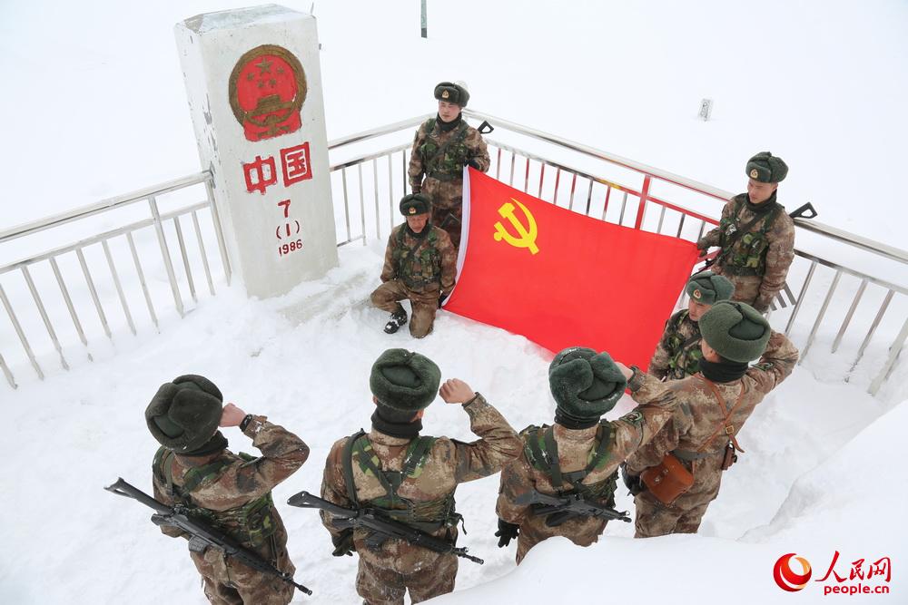 紅其拉甫邊防連官兵向黨旗宣誓。
