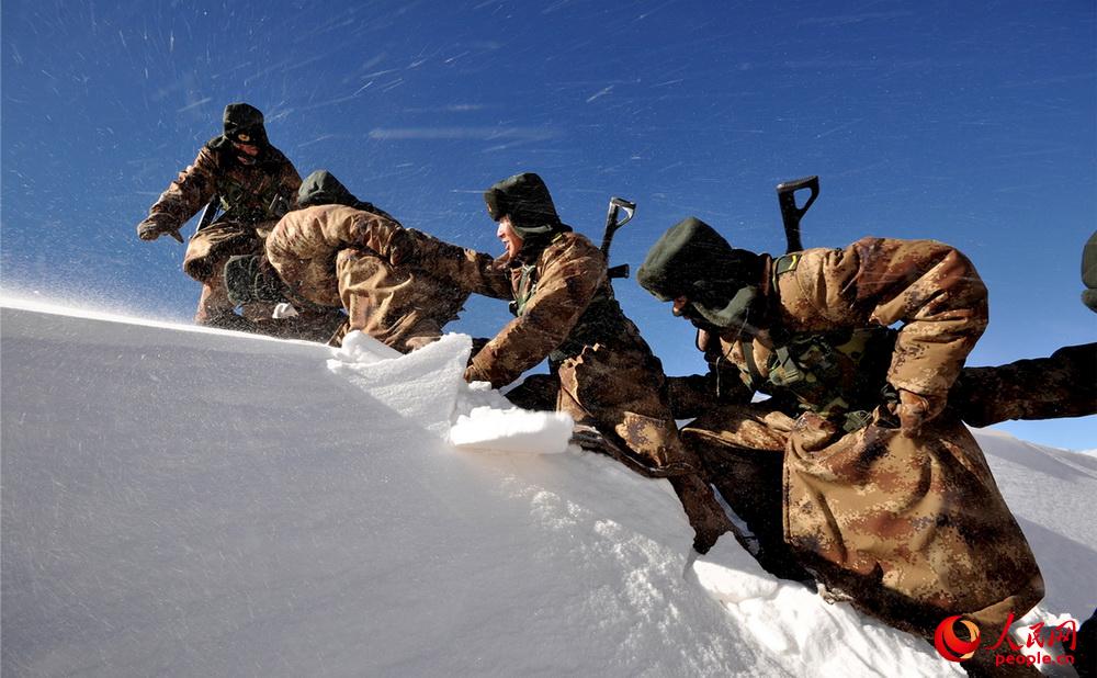 紅其拉甫邊防連官兵巡邏途中翻越雪山達坂。
