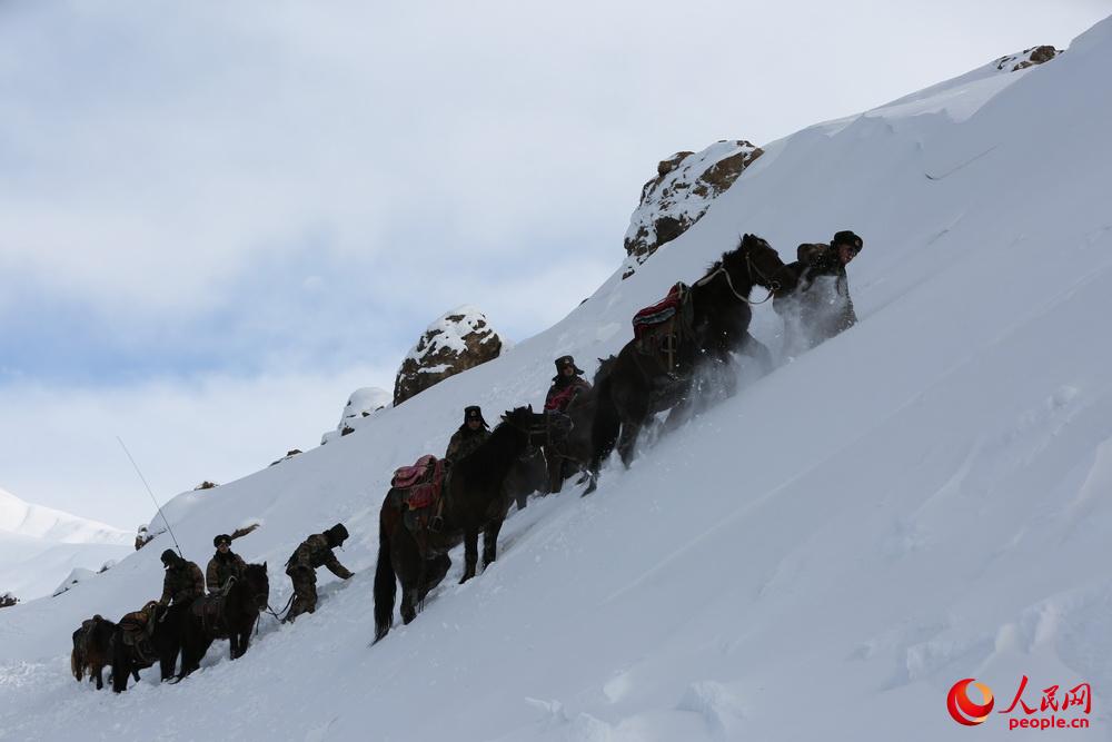 紅其拉甫邊防連官兵巡邏中翻越雪山達坂。