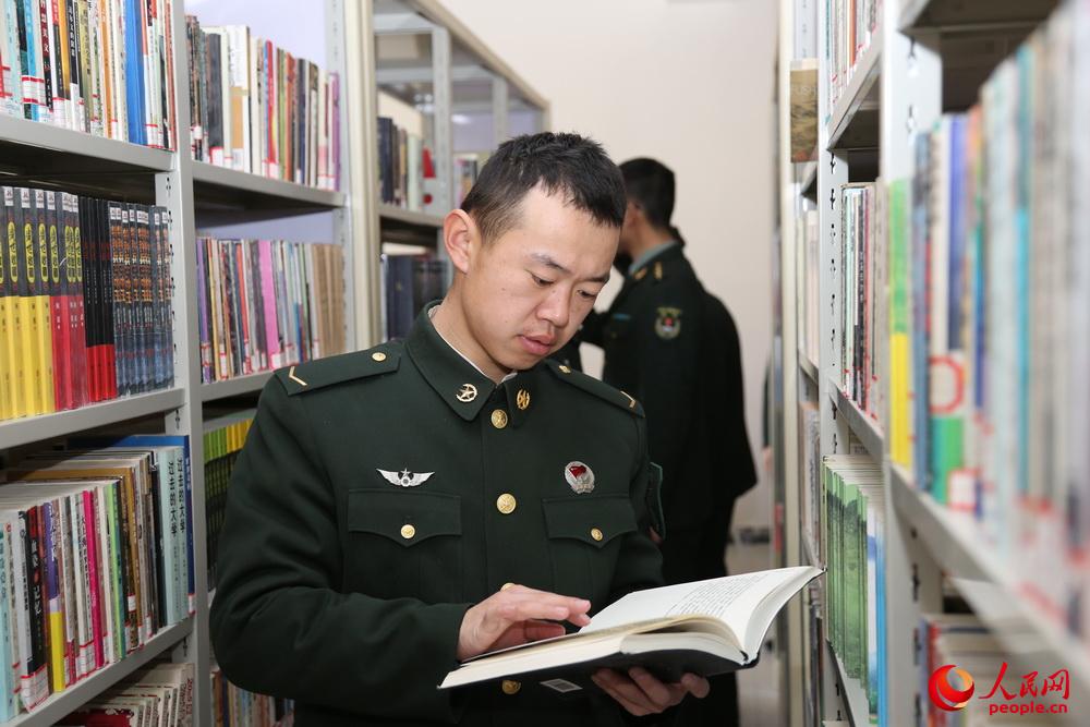 新疆軍區某邊防團紅其拉甫邊防連官兵業余業余時間在圖書室“充電”。