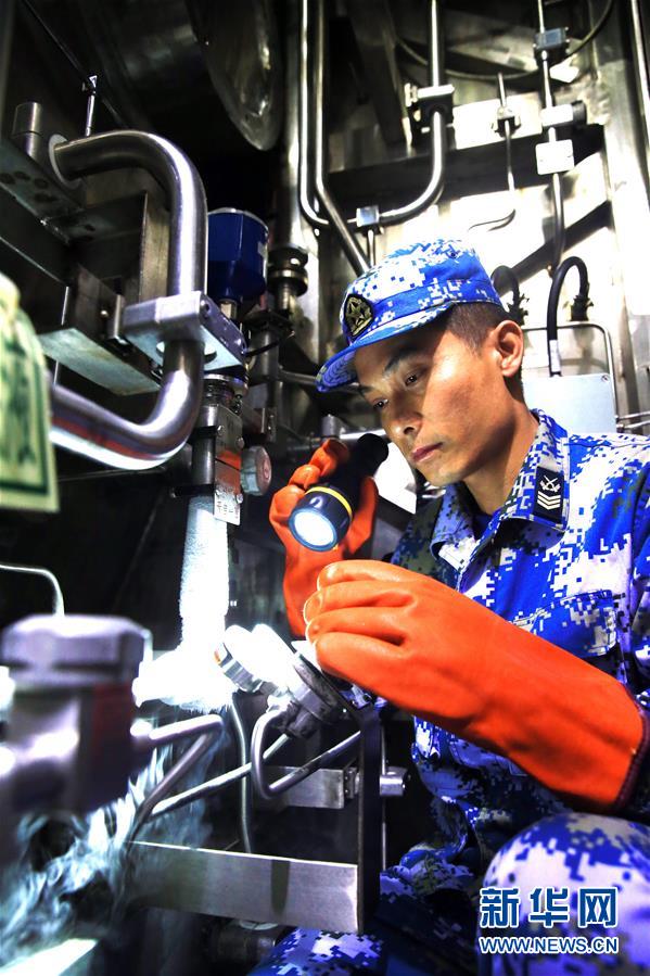 肖海生在艙內檢查裝備（6月7日攝）。