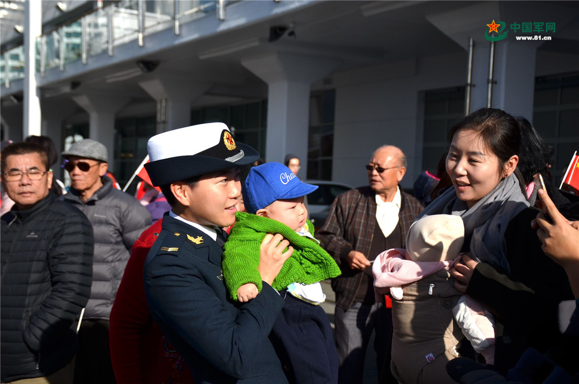 女艦員熱情抱住迎接中國海軍的小寶寶。潘小員 攝